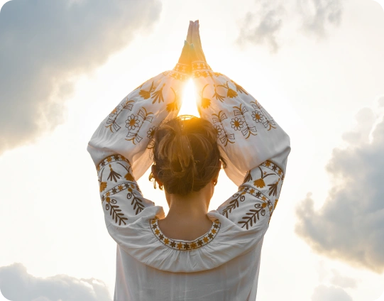 hands-in-sunlight