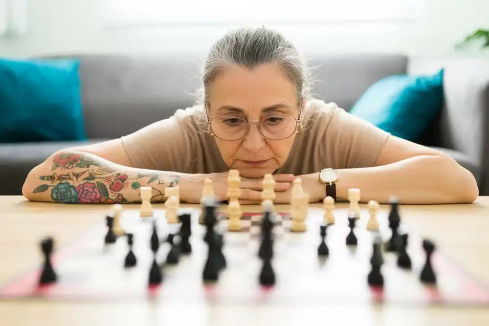 woman-playing-chees